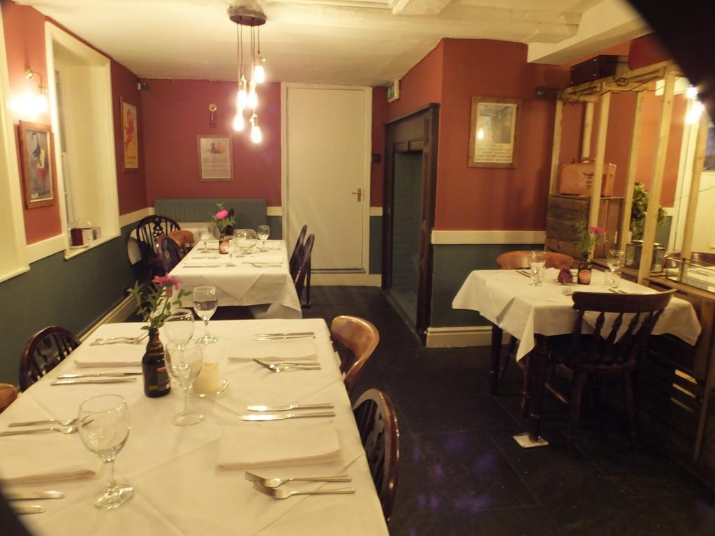 Railway Hotel Фавершем Екстер'єр фото