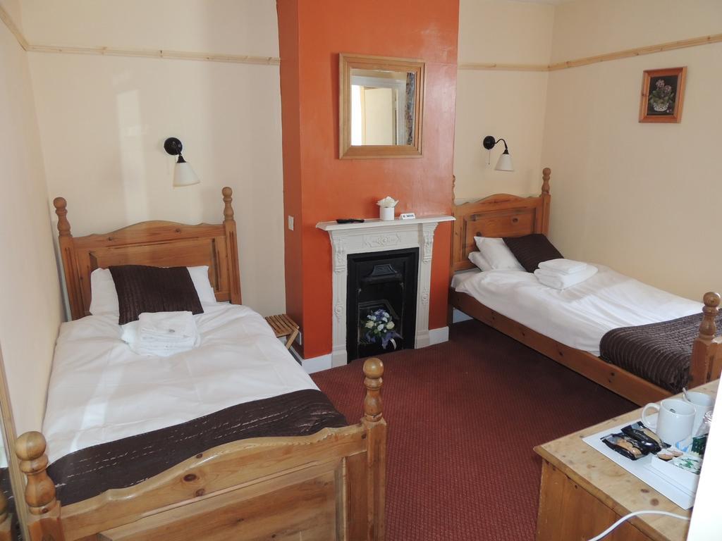 Railway Hotel Фавершем Номер фото
