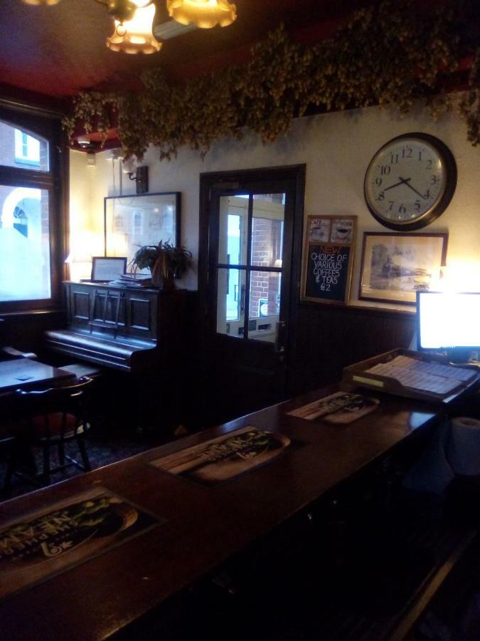 Railway Hotel Фавершем Екстер'єр фото